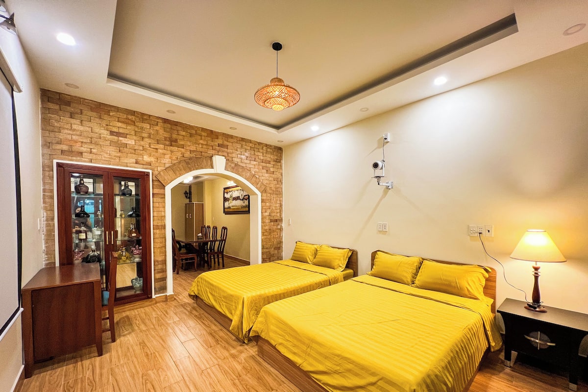 Suite Keluarga, 2 Tempat Tidur Double, kamar mandi pribadi, pemandangan kebun | 1 kamar tidur, didekorasi berbeda-beda, dan meja kerja