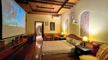 Studio Suite có thiết kế đặc trưng, 1 giường cỡ queen, bếp, quang cảnh thành phố | Trang trí khác biệt, bàn, khu vực làm việc phù hợp cho laptop