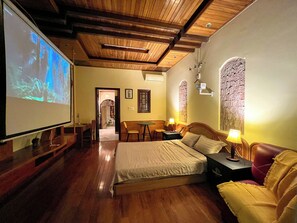 Suite studio Signature, 1 grand lit, cuisine, vue sur la ville | Décor unique, bureau, espace de travail pour ordinateurs portables