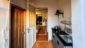 Superior Room, 1 Queen Bed, Kitchen | Private kitchen | Microwave, stovetop, cookware/dishes/utensils - Spice Home Homestay (Ho Chi Minh City)