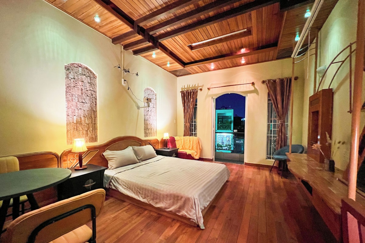 Studio Suite Khas, 1 Tempat Tidur Queen, dapur, pemandangan kota | 1 kamar tidur, didekorasi berbeda-beda, dan meja kerja
