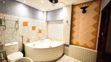 Signature Studio Suite, 1 Queen Bed, Kitchen, City View | Bathroom | Hair dryer, towels