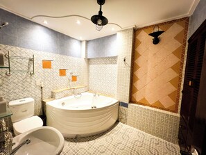 Signature studio suite, 1 queensize bed, keuken, uitzicht op de stad | Badkamer | Een haardroger, handdoeken