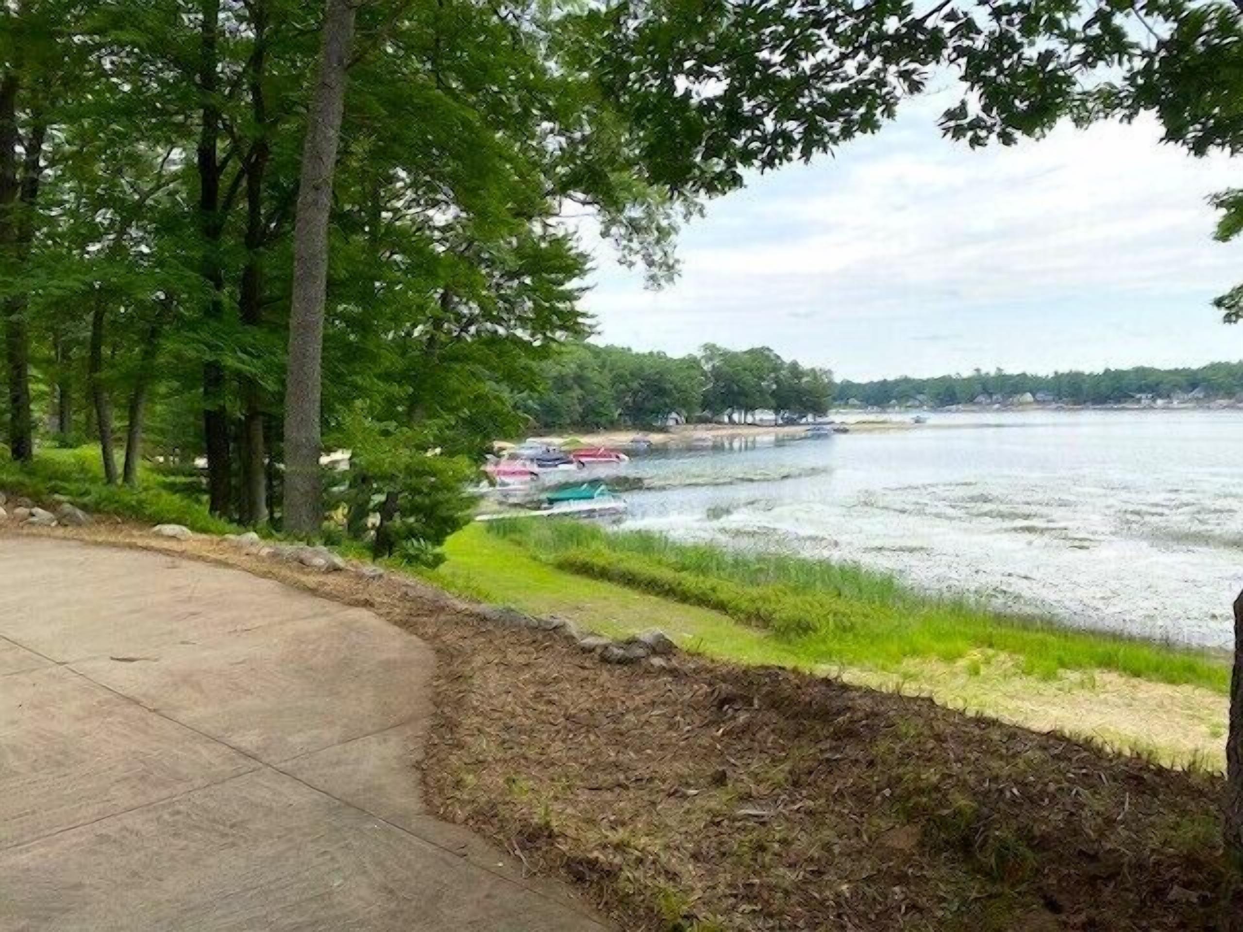 2 Bedroom, 3 Bath home on the bayou of desirable Big Star Lake! Sleeps 8