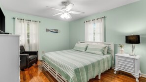 4 bedrooms, desk, iron/ironing board, free WiFi - Private House w/Private Pool, 0.2 miles from beach + Free Attraction Tickets! (North Myrtle Beach)