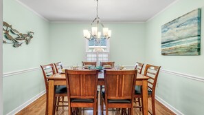 Dining - Private House w/Private Pool, 0.2 miles from beach + Free Attraction Tickets! (North Myrtle Beach)