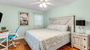 4 bedrooms, desk, iron/ironing board, free WiFi - Private House w/Private Pool, 0.2 miles from beach + Free Attraction Tickets! (North Myrtle Beach)