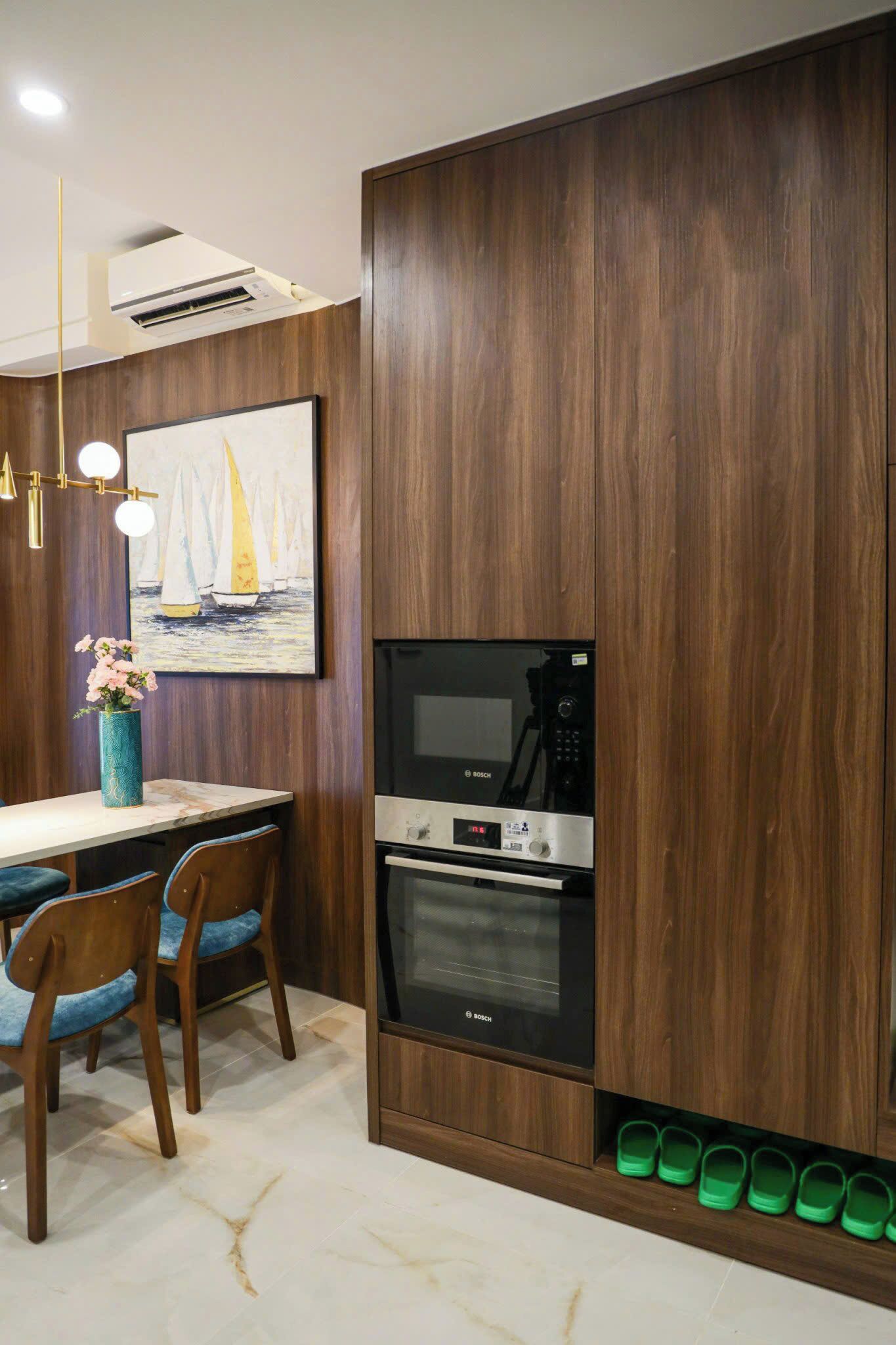 Una cocina moderna con muebles de madera, un microondas Bosch y un horno empotrado.