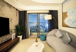 Lejlighed - 3 soveværelser - balkon | Individuelt design, individuel indretning, skrivebord