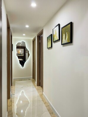 Departamento, 3 habitaciones, balcón | Decoración personalizada, muebles diferentes y escritorio 