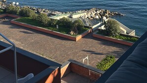 A view of the sea from a balcony with a clear sky. - La Soluzione Perfetta (Arenzano)