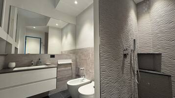 Dusche, Whirlpool, Haartrockner, Bidet