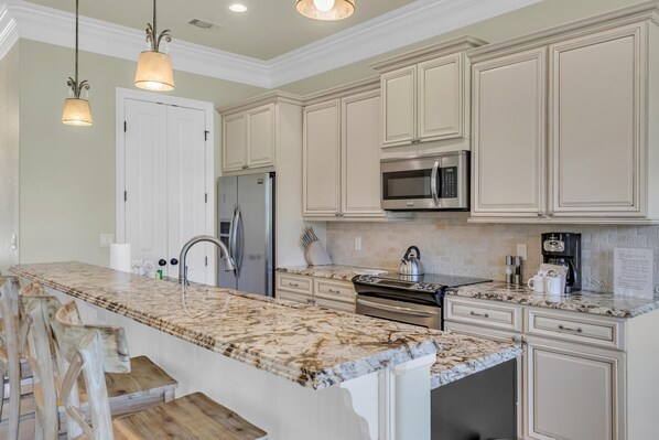 Réfrigérateur, four à micro-ondes, un four, surface de cuisson