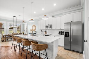 冷蔵庫、電子レンジ、オーブン、コンロ