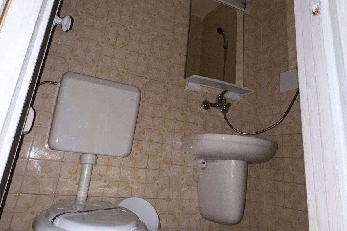 Basic Double or Twin Room | Bathroom | Shower, towels