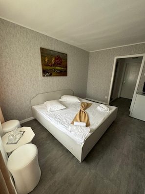 Habitación básica con 1 cama doble o 2 individuales | Wifi gratis y ropa de cama