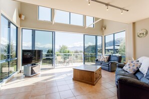 スマートテレビ、暖炉、書庫、ステレオ