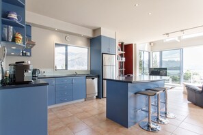 Køleskab, mikrobølgeovn, ovn, kogeplade