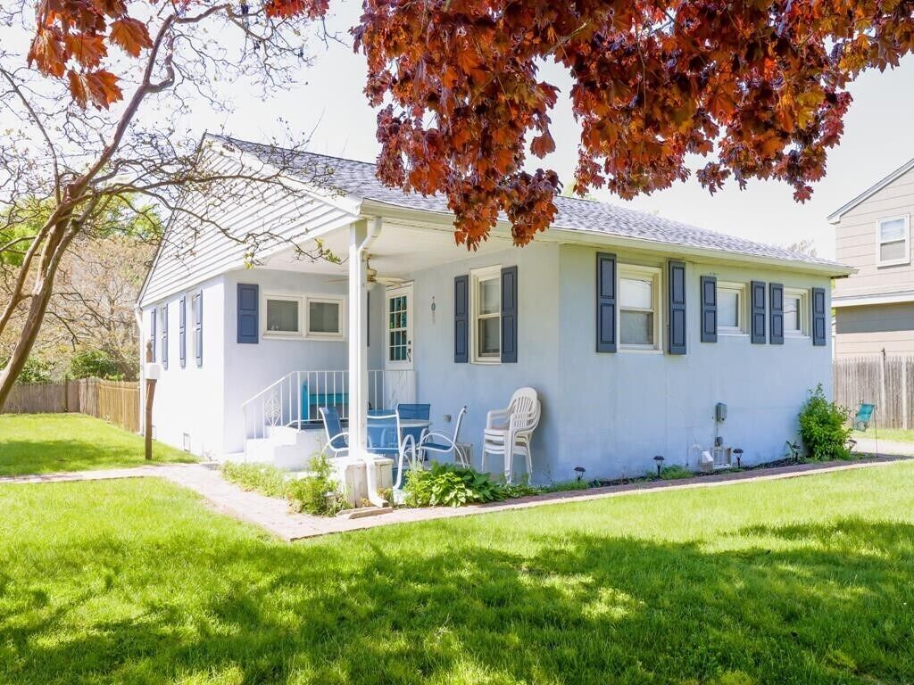 5 block to the beach and a 2-minute walk to and from the Washington Street Mall,