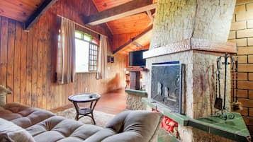 Comfort Suite | Living area | 32-inch LED TV with cable channels, fireplace