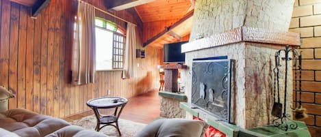 Comfort Suite | Living area | 32-inch LED TV with cable channels, fireplace