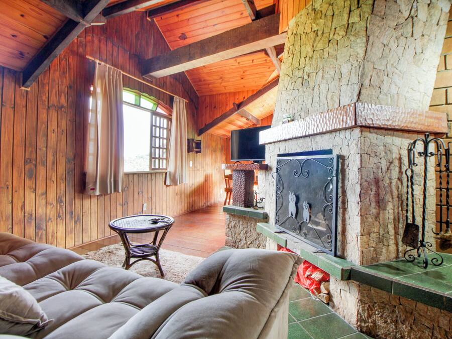 Suite Confort | Zona de estar | Televisión LED de 32 pulgadas con canales por cable, una chimenea