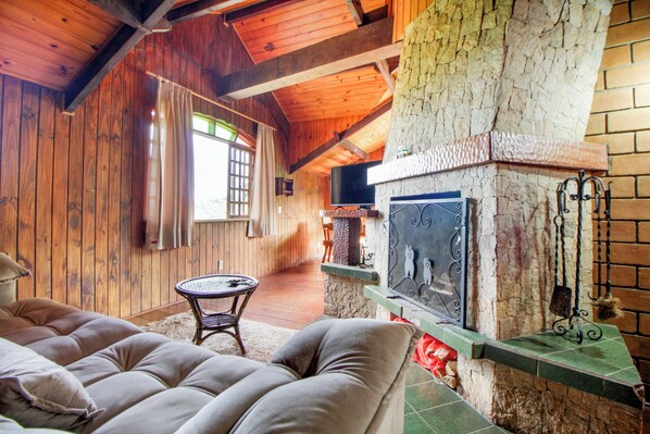 Televisión LED 32 pulgadas con canales de televisión por cable, chimenea