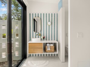 Regadera, amenidades de baño ecológicas, secadora de cabello, toallas