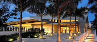 Luxury 3BR, 3BA w/heated saltwater pool–10min walk to Beach, Shops, Restaurants!
