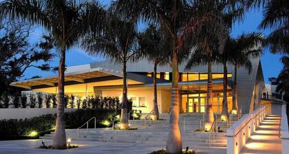 Luxury 3BR, 3BA w/heated saltwater pool–10min walk to Beach, Shops, Restaurants!