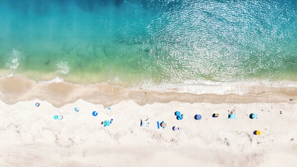 Plage à proximité, chaises longues, serviettes de plage