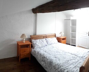 3 quartos, ferros/tábuas de passar roupa, Wi-Fi, roupa de cama