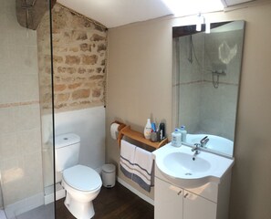 Dusche, Haartrockner, Handtücher, Seife