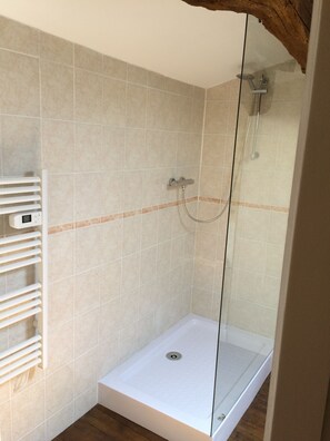 Shower, hair dryer, towels, soap - La Maison Glycine. A charming 3 bedroom cottage set in beautiful countryside  (La Villedieu)