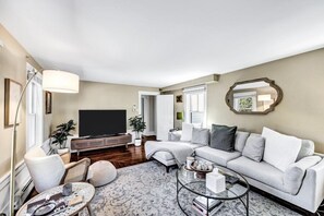 Smart TV, fireplace