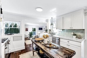 Fridge, microwave, oven, stovetop - Stylish Cape Escape on Bank St RPAM070 (Harwich)