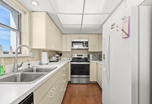 Réfrigérateur, four à micro-ondes, un four, surface de cuisson