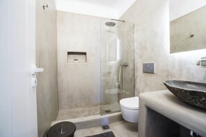 Een douche, een haardroger, handdoeken, shampoo