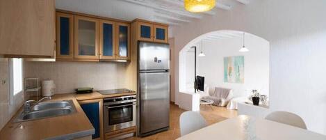Fridge, oven, stovetop, cookware/dishes/utensils