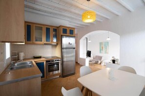 Réfrigérateur, four, plaque de cuisson