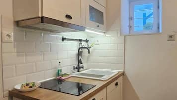 Coffee/tea maker, fridge, stovetop, electric kettle