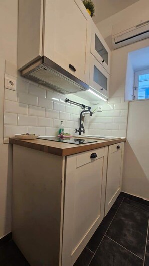 Fridge, stovetop, coffee/tea maker, cookware/dishes/utensils