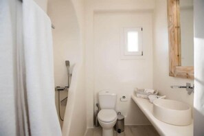 Shower, hair dryer, towels, shampoo