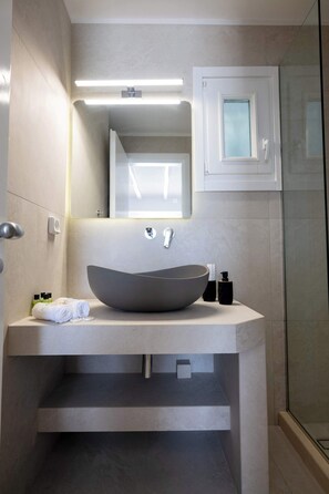 Shower, hair dryer, towels, shampoo