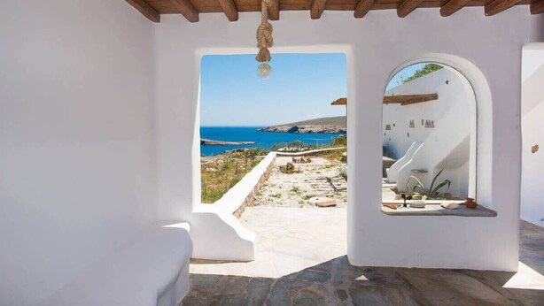 A room with a view of the sea, a wooden ceiling, and a white wall. - Amazing Views At Agios Sostis Beach In Mykonos (Mykonos)