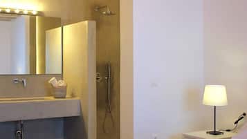Een douche, een haardroger, handdoeken, shampoo
