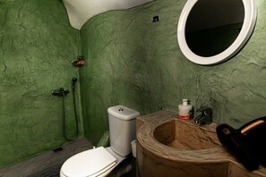 Douche, sèche-cheveux, serviettes fournies