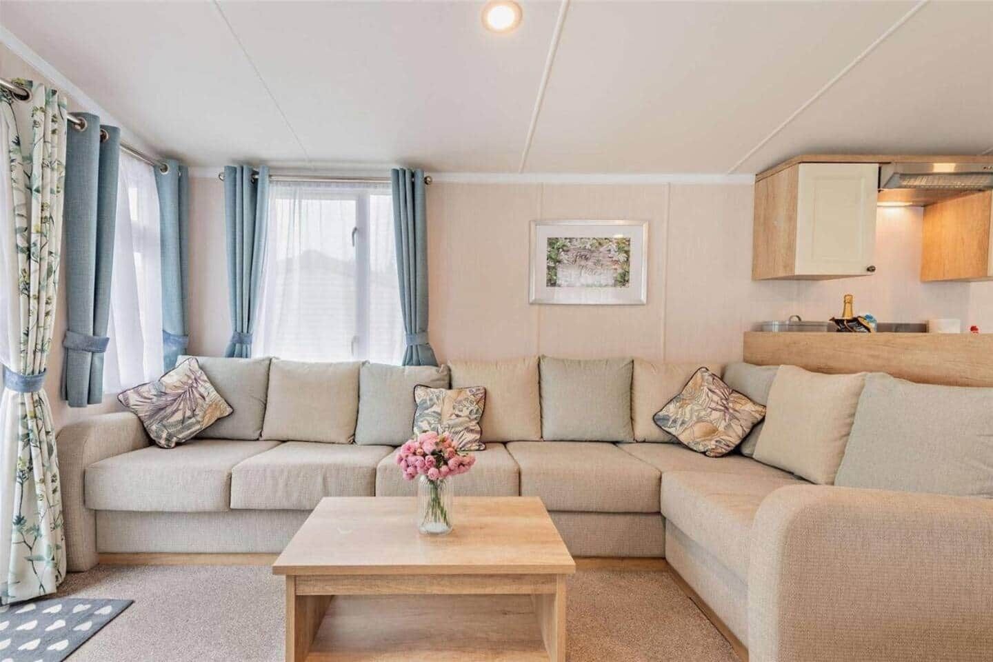 Luxury Modern Family Lodge, Pools & Activity Pass - Ringwood