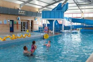 Innendørsbasseng og utendørsbasseng