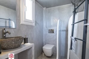 Regadera, secadora de cabello, toallas 